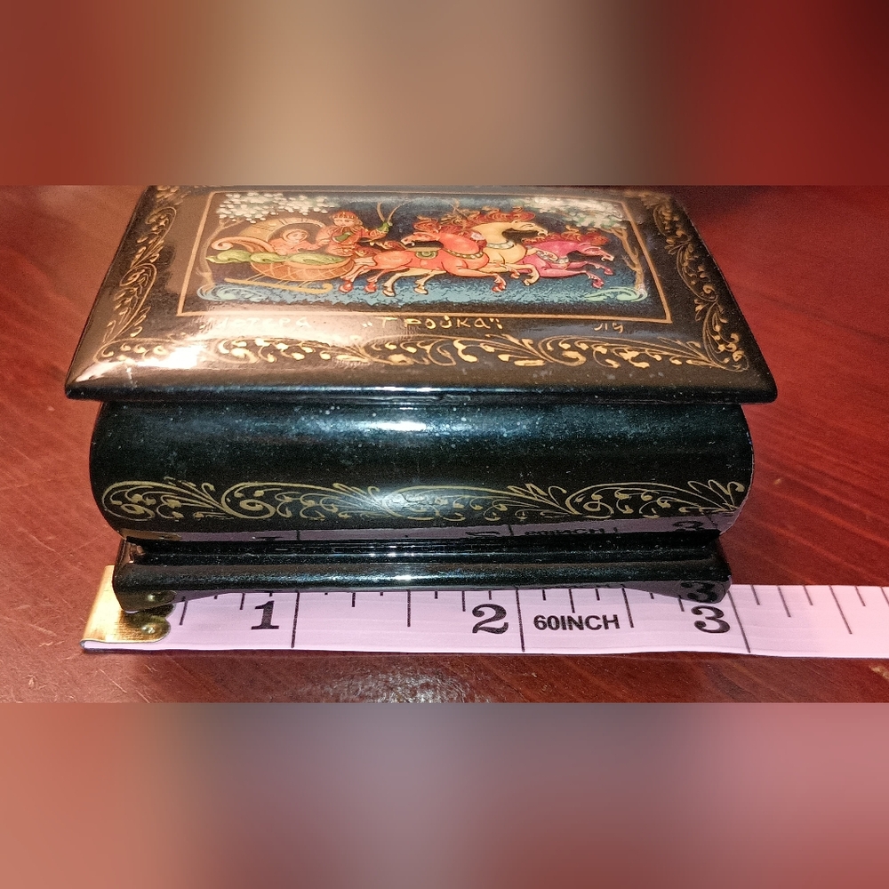 Hand-Painted Black Lacquer Trinket Boxe with Floral & Folklore Scene & Pin - Picture 2 of 9